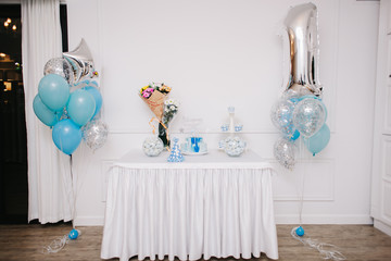стол, торт и воздушные шарики на дне рождения