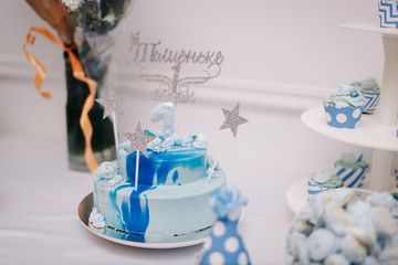 красивый праздничный торт и кэнди-бар на фоне стены и стола