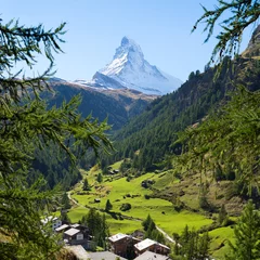 Fotobehang Blick auf das Matterhorn und die Schweizer Alpen, Zermatt, Schweiz © eyetronic