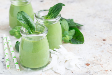 Obraz na płótnie Canvas Vanilla, mint, spinach and coconut milk detox green smoothie, horizontal, copy space