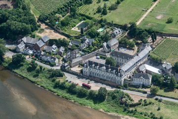 Vue aérienne de l'abbaye de Saint-Maur dans le Maine-et-Loire en France