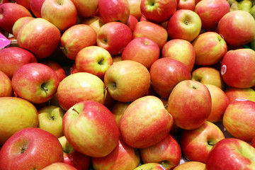 Fototapeta na wymiar Fresh apple in market background