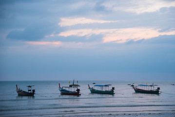 Obraz premium Fishing boats and cloud sky at sea Thailand