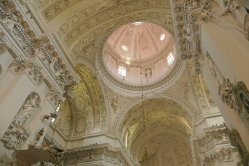 Obraz premium White walls of the church with hundreds of sculptures