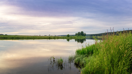 вечерний летний пейзаж на берегу уральской реки с травой, Россия, июль © 7ynp100
