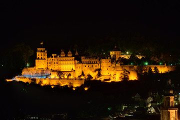 Heidelberger Schloss gelb beleuchtet