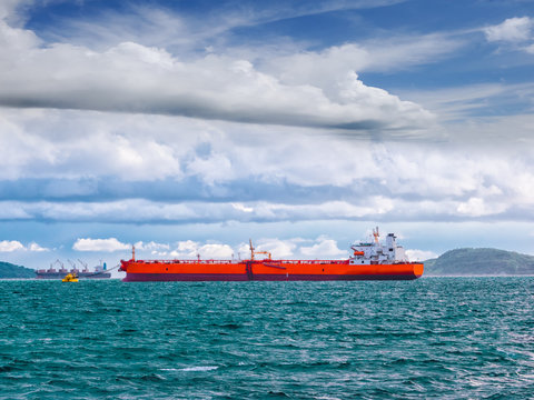 Single Mooring Buoy operation assistance vessel tanker at sea.