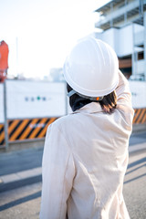 工事現場にいる女性作業員