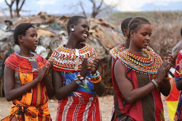 Traditionelle Samburu Frauen in Kenia  - obrazy, fototapety, plakaty