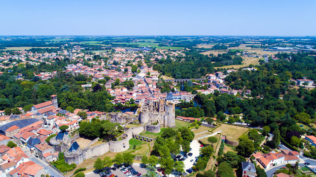Vue a&eacute;rienne du ch&acirc;teau et du centre ville historique de Clisson, Loire Atlantique