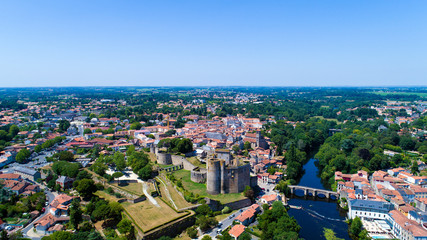 Vue aérienne du centre ville de Clisson et son château en Loire Atlantique