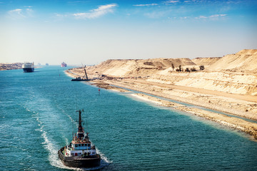 Der Suezkanal - eine Schiffskolonne durchfährt den neuen, östlichen Erweiterungskanal - obrazy, fototapety, plakaty