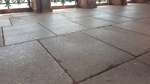 Viele F&uuml;&szlig;e bei schneller Bewegung auf Stra&szlig;e
