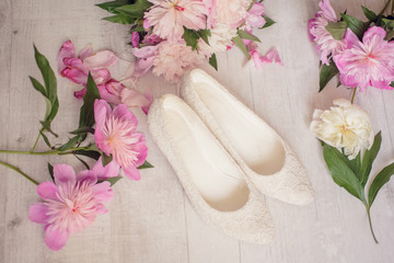 Obraz na płótnie Canvas Flowers bouquet pink peone with shoes