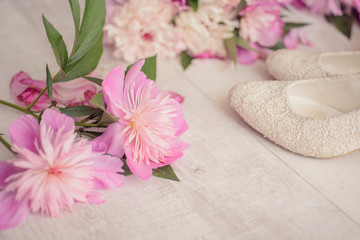 Fototapeta na wymiar Flowers bouquet pink peone with shoes