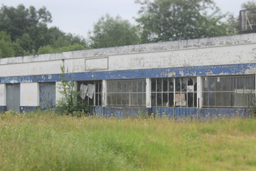 Fototapeta na wymiar entrepôt abandonnée