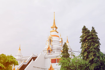 Naklejka premium thai temple with blue sky