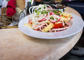 Delikater Wurstsalat mit Vitaminen