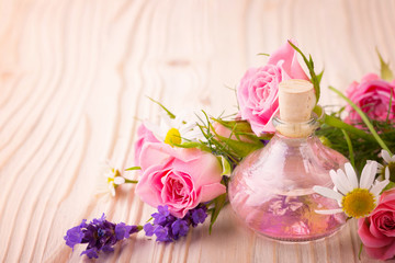 Spa still life - Duftöl mit Rosen, Lavendel und Kamille