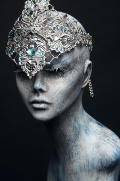 Mannequin head with silver crown