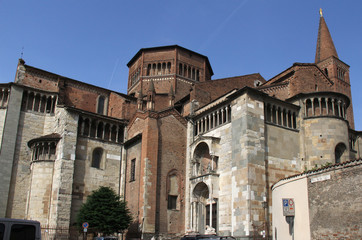 Fototapeta na wymiar il Duomo di Piacenza visto da via Vescovado