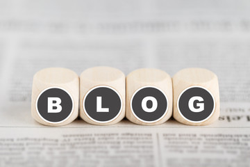 Würfel bilden das Wort 