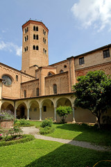 Fototapeta na wymiar Piacenza; il chiostro della basilica di Sant'Antonino