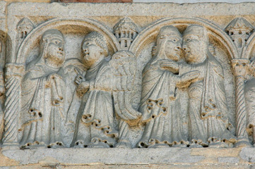 Fototapeta na wymiar Annunciazione e visitazione; bassorilievo dell'architrave del portale del Duomo di Piacenza