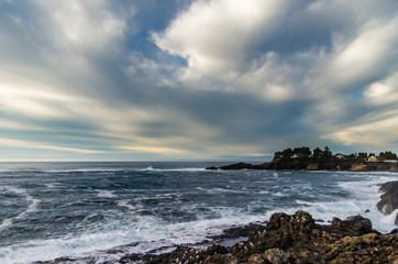 Fototapeta na wymiar Waves ashore on a rocky coast