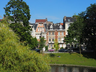 Obraz premium Grünes Brüssel: Alte Stadtvillen am Park