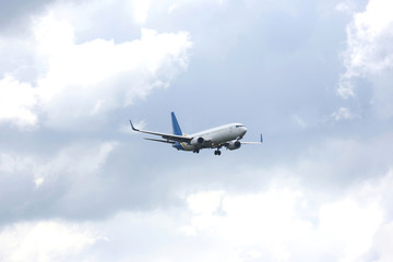 Fototapeta na wymiar passenger jet flies in for a landing
