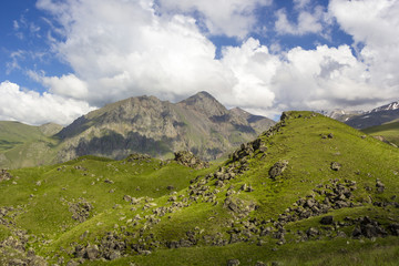 Fototapeta na wymiar Горный пейзаж. Красивый вид на горное ущелье, живописная долина. Горы и природа Северного Кавказа