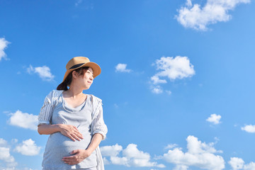 青空の下の妊婦