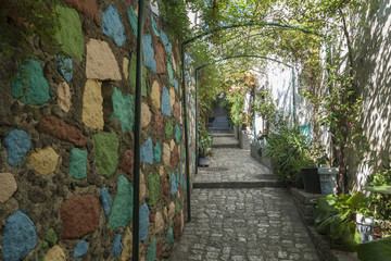 Painted walls of a narrow street in Monchique © Pawel Sidlo