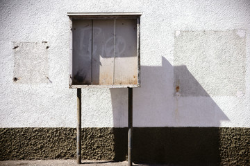 Alter Holzschaukasten  / Ein Vintage Holzschaukasten steht an einer Fassade eines Gebäudes an...