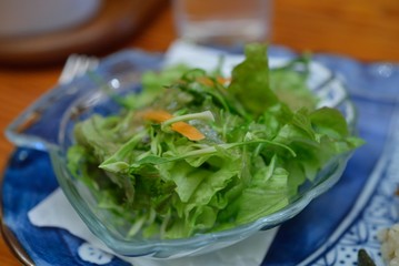 青い皿に乗っているサラダ
