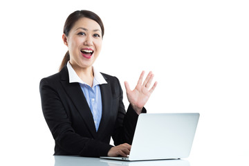 ビジネスウーマン パソコン作業 白背景