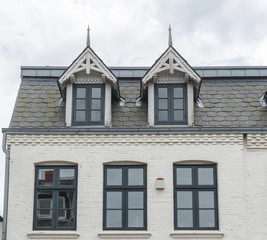 Fototapeta na wymiar Giebel und Fassade eines Hauses mit Fenstern