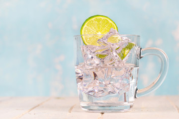 Wasser mit Limettenscheibe