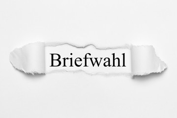 Briefwahl auf weißen gerissenen Papier
