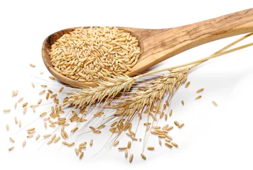 Selbstklebende Fototapeten Oat grains in wooden spoon and ears of wheat isolated on white background © dule964