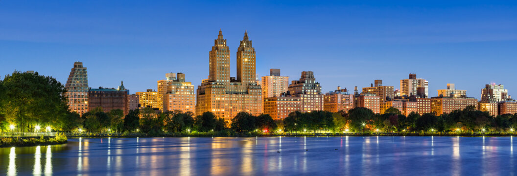 Panoramic view of Central Park West at dawn and the Jacqueline Kennedy Onassis Reservoir. Upper West Side, Manhattan, New York City