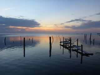 kaputter Holzsteg am Meer bei Sonnenuntergang