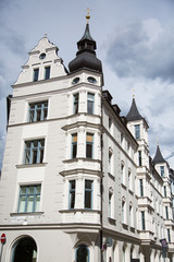 weißer Altbau saniert