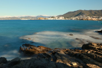 vague sur la plage qui ce fracasse sur les rochers