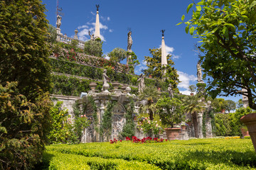 Monuments et statue dans le jardin