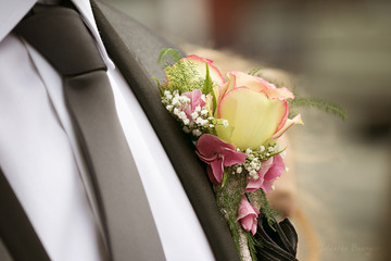 Hochzeit. Ein Blumenanstecker aus Rosen für einen Mann.