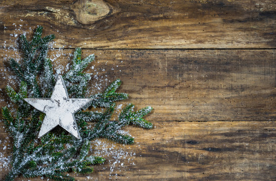 Weihnachten Stern Dekoration mit Tannenzweig und Schnee auf Holz Hintergrund braun