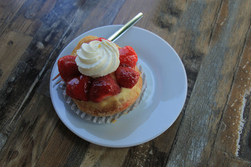 Fresh strawberry confectionery