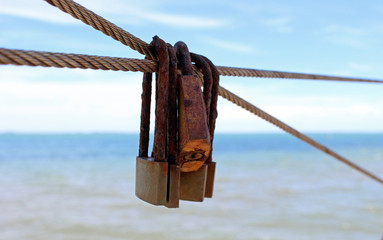 Fototapeta premium Candados del amor, puente sobre el mar mediterráneo, Sant Carles de la Rápita (Tarragona)